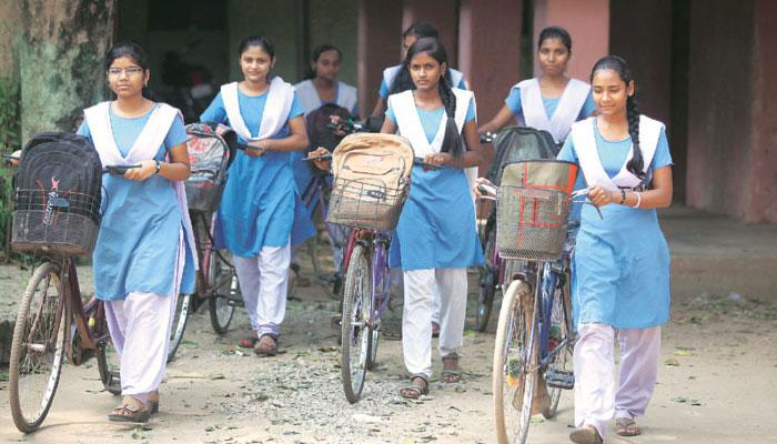 শিক্ষামন্ত্রীর ফতোয়া, ৫০-এর কম বয়সী পুরুষ শিক্ষক মেয়েদের পড়াতে পারবেন না শিক্ষামন্ত্রীর ফতোয়া, ৫০-এর কম বয়সী পুরুষ শিক্ষক মেয়েদের পড়াতে পারবেন না