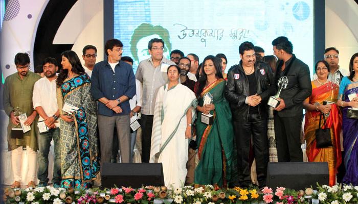 মহানায়ক পুরস্কার মঞ্চ মাতালেন একঝাঁক তারকা মহানায়ক পুরস্কার মঞ্চ মাতালেন একঝাঁক তারকা