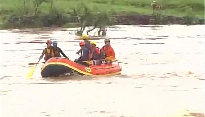 মুম্বই-গোয়া ব্রিজ ভাঙার ঘটনায় ২ জনের মৃতদেহ উদ্ধার, সবরকম সাহায্যের আশ্বাস প্রধানমন্ত্রীর মুম্বই-গোয়া ব্রিজ ভাঙার ঘটনায় ২ জনের মৃতদেহ উদ্ধার, সবরকম সাহায্যের আশ্বাস প্রধানমন্ত্রীর