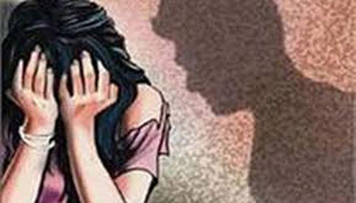 মেয়ের শ্লীলতাহানির প্রতিবাদ করায় ছাত্রীর বাবাকেই প্রহার অভিযুক্ত শিক্ষকের মেয়ের শ্লীলতাহানির প্রতিবাদ করায় ছাত্রীর বাবাকেই প্রহার অভিযুক্ত শিক্ষকের