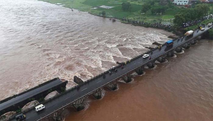 মুম্বই-গোয়া জাতীয় সড়কে ব্রিজ দুর্ঘটনায় পড়া ১৪ জনকে উদ্ধার করা হয়েছে মুম্বই-গোয়া জাতীয় সড়কে ব্রিজ দুর্ঘটনায় পড়া ১৪ জনকে উদ্ধার করা হয়েছে