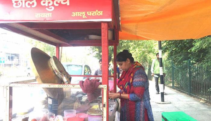 কোটিপতি শিক্ষিকা চাকরি ছেড়ে রাস্তায় স্টলে 'ছোলে-কুলচা' বিক্রি করছেন! কোটিপতি শিক্ষিকা চাকরি ছেড়ে রাস্তায় স্টলে 'ছোলে-কুলচা' বিক্রি করছেন!