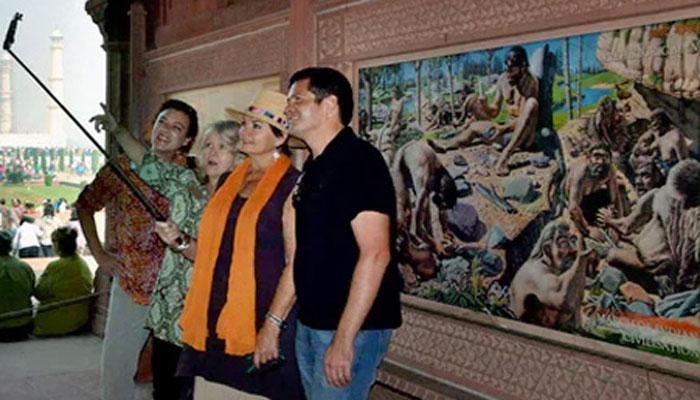 ভারতের এই জায়গাগুলোতে সেলফি তুললেই এখন বিপদ! ভারতের এই জায়গাগুলোতে সেলফি তুললেই এখন বিপদ!