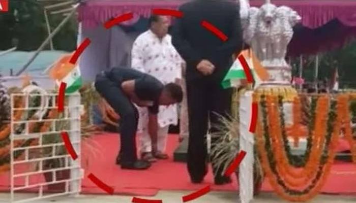 সবার সামনে দেহরক্ষীকে দিয়ে জুতোর ফিতে বাঁধিয়ে বিতর্কে জড়ালেন ওড়িশার মন্ত্রী! সবার সামনে দেহরক্ষীকে দিয়ে জুতোর ফিতে বাঁধিয়ে বিতর্কে জড়ালেন ওড়িশার মন্ত্রী!