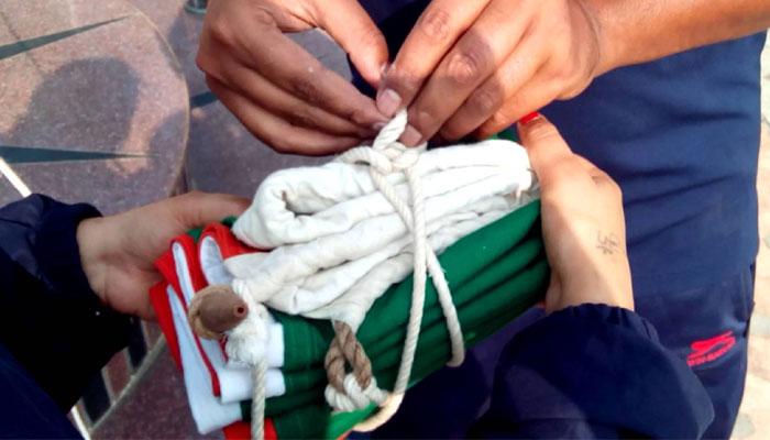 জাতীয় পতাকাকে 'শ্রেষ্ঠ' সম্মান জানাতে এটা অবশ্যই মানুন জাতীয় পতাকাকে 'শ্রেষ্ঠ' সম্মান জানাতে এটা অবশ্যই মানুন