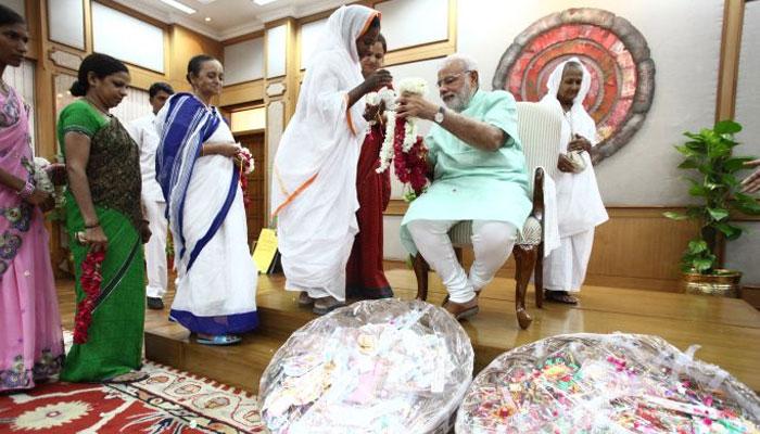 'মোদী ভাই'কে রাখি পরাবেন ১০ 'বিধবা বোন' 'মোদী ভাই'কে রাখি পরাবেন ১০ 'বিধবা বোন'