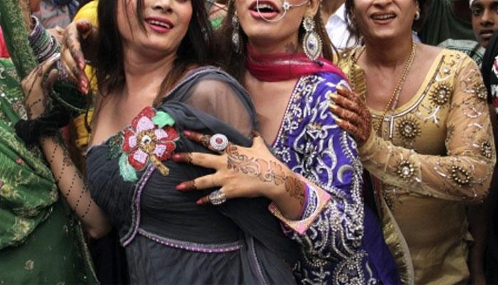 রাখীর শুভেচ্ছা নিয়ে বিবস্ত্র হয়ে মাঝরাস্তায় মারামারি! রাখীর শুভেচ্ছা নিয়ে বিবস্ত্র হয়ে মাঝরাস্তায় মারামারি!