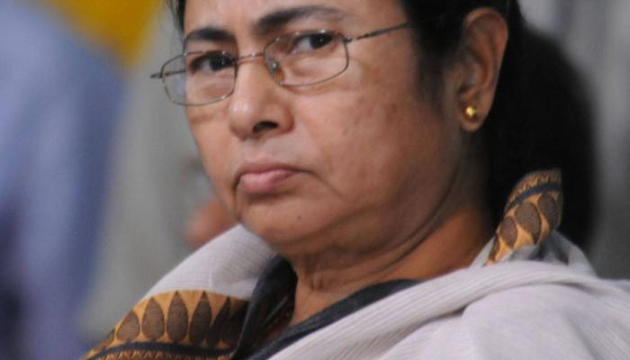 আর্থিক নিয়ন্ত্রণের নামে রাজ্যে ঘুরপথে রাষ্ট্রপতি শাসন করতে চাইছে কেন্দ্র: মমতা আর্থিক নিয়ন্ত্রণের নামে রাজ্যে ঘুরপথে রাষ্ট্রপতি শাসন করতে চাইছে কেন্দ্র: মমতা