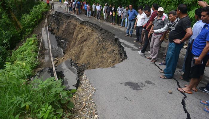 প্রাকৃতির দুর্যোগে ধস নেমে বন্ধ দশ নম্বর জাতীয় সড়ক প্রাকৃতির দুর্যোগে ধস নেমে বন্ধ দশ নম্বর জাতীয় সড়ক