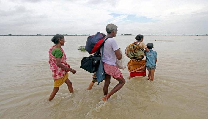 একটানা বৃষ্টিতে বিপর্যস্ত রাজ্যের অনেক জায়গার জনজীবন একটানা বৃষ্টিতে বিপর্যস্ত রাজ্যের অনেক জায়গার জনজীবন