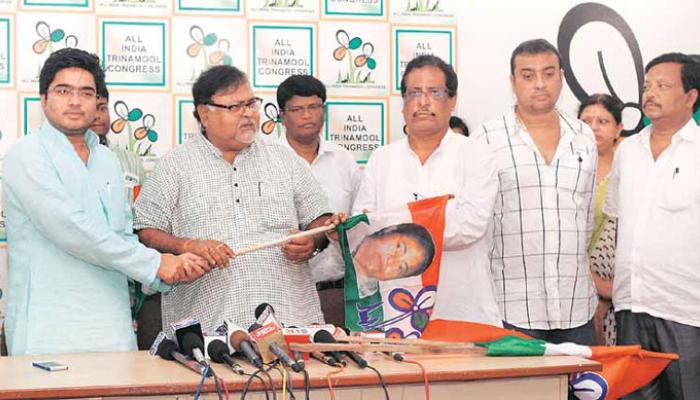 ভাঙছে আরও ভাঙছে বিরোধী শিবির, তৃণমূলে যোগ দেওয়ার হিড়িক অব্যাহত ভাঙছে আরও ভাঙছে বিরোধী শিবির, তৃণমূলে যোগ দেওয়ার হিড়িক অব্যাহত