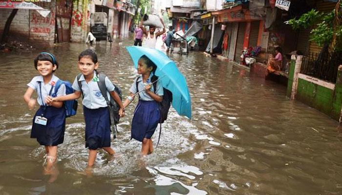 জমা জলে ভোগান্তি-দুর্ভোগ শহরবাসীর, আঙুল উঠেছে পুরসভার সক্রিয়তার দিকে জমা জলে ভোগান্তি-দুর্ভোগ শহরবাসীর, আঙুল উঠেছে পুরসভার সক্রিয়তার দিকে
