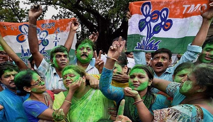 জামিনের খবর পেতেই আবির, বাজিতে শুরু 'মদনোত্সব' জামিনের খবর পেতেই আবির, বাজিতে শুরু 'মদনোত্সব'