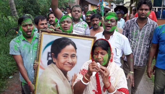 সিঙ্গুরে দিবস উদযাপনের জন্য জমির কাগজপত্র এবং ক্ষতিপূরণের চেক তৈরির কাজ চলছে দ্রুতগতিতে সিঙ্গুরে দিবস উদযাপনের জন্য জমির কাগজপত্র এবং ক্ষতিপূরণের চেক তৈরির কাজ চলছে দ্রুতগতিতে