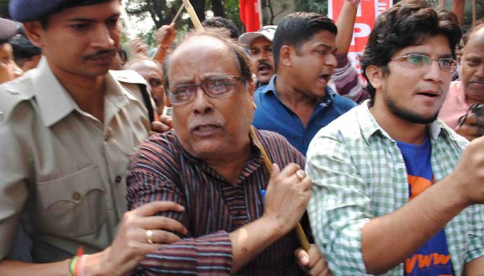 শিলিগুড়িতে বিক্ষোভের মুখে অশোক ভট্টাচার্য্য শিলিগুড়িতে বিক্ষোভের মুখে অশোক ভট্টাচার্য্য