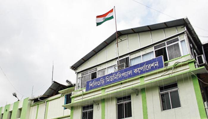 পানীয় জলের সমস্যায় শিলিগুড়ির মেয়রকে ফের কাঠগড়ায় তুললেন তৃণমূল কাউন্সিলররা পানীয় জলের সমস্যায় শিলিগুড়ির মেয়রকে ফের কাঠগড়ায় তুললেন তৃণমূল কাউন্সিলররা