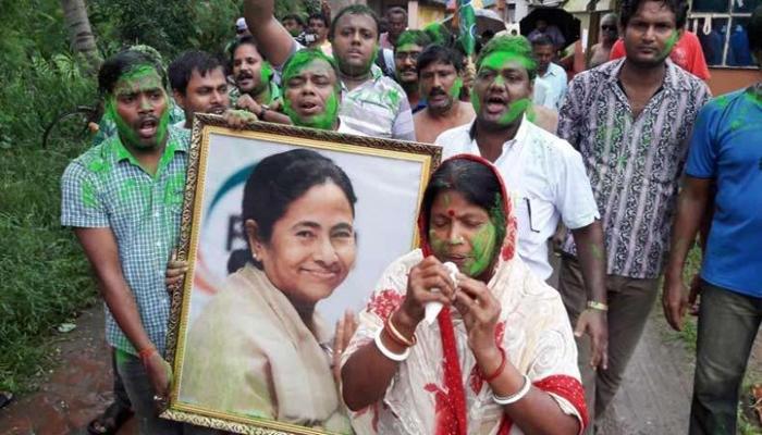সিঙ্গুরে উত্সবের মঞ্চ থেকে জমির পরচা ও দলিল অনিচ্ছুক চাষির হাতে তুলে দেবেন মুখ্যমন্ত্রী সিঙ্গুরে উত্সবের মঞ্চ থেকে জমির পরচা ও দলিল অনিচ্ছুক চাষির হাতে তুলে দেবেন মুখ্যমন্ত্রী