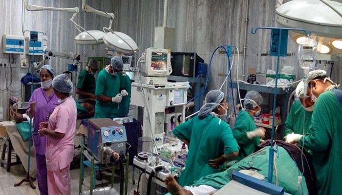 মুখ্যমন্ত্রীর নির্দেশ মেনে SSKM-এ দালালচক্র রুখতে তত্পর পুলিস মুখ্যমন্ত্রীর নির্দেশ মেনে SSKM-এ দালালচক্র রুখতে তত্পর পুলিস
