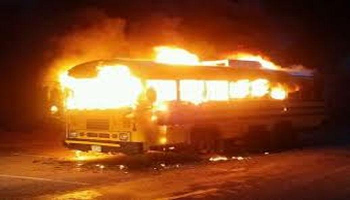 হাওড়ায় চলন্ত বাসে আগুন, প্রাণে বাঁচলেন যাত্রীরা হাওড়ায় চলন্ত বাসে আগুন, প্রাণে বাঁচলেন যাত্রীরা