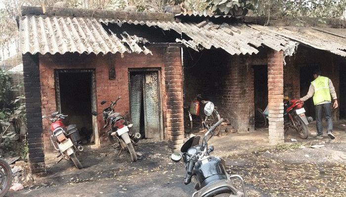 বেআইনি মদের কারবারের প্রতিবাদ করায় বেধড়ক মার খেলেন মহিলারা! বেআইনি মদের কারবারের প্রতিবাদ করায় বেধড়ক মার খেলেন মহিলারা!