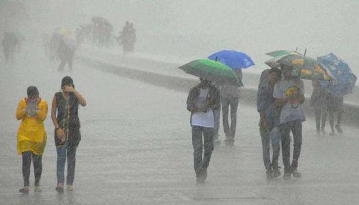 টানা বৃষ্টিতে বিপর্যস্ত মুম্বইয়ের জনজীবন টানা বৃষ্টিতে বিপর্যস্ত মুম্বইয়ের জনজীবন