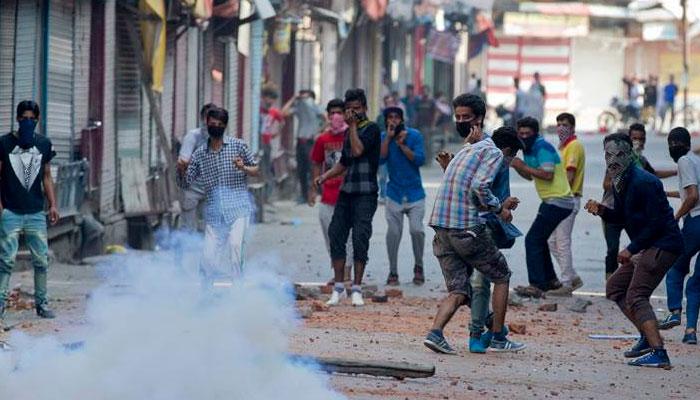 হারিয়ে গিয়েছে চেনা ছবিটা, গোলাগুলি-কারফিউ-বিক্ষোভই এখন কাশ্মীরের রোজনামচা হারিয়ে গিয়েছে চেনা ছবিটা, গোলাগুলি-কারফিউ-বিক্ষোভই এখন কাশ্মীরের রোজনামচা