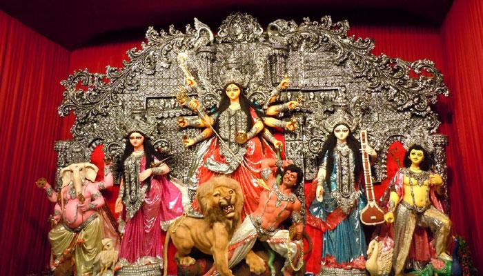 এই জেলের আসামীরা এখন দুর্গা প্রতিমা গড়তে ব্যস্ত এই জেলের আসামীরা এখন দুর্গা প্রতিমা গড়তে ব্যস্ত