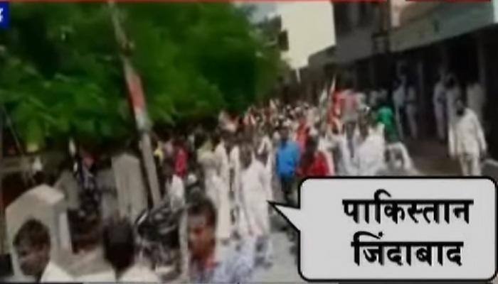 লজ্জা! উরিতে শহীদ জওয়ানদের স্মৃতিতে মিছিল থেকে 'পাকিস্তান জিন্দাবাদ' স্লোগান লজ্জা! উরিতে শহীদ জওয়ানদের স্মৃতিতে মিছিল থেকে 'পাকিস্তান জিন্দাবাদ' স্লোগান