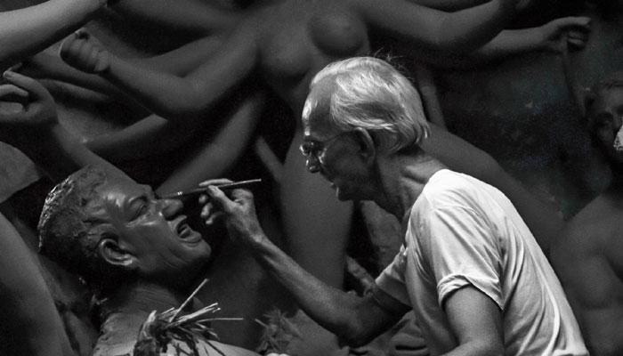কুমোরটুলির শিল্পীরা প্রবল সঙ্কটে, নেই তাঁদের জীবনধারণের প্রয়োজনীয় রসদটুকুও কুমোরটুলির শিল্পীরা প্রবল সঙ্কটে, নেই তাঁদের জীবনধারণের প্রয়োজনীয় রসদটুকুও