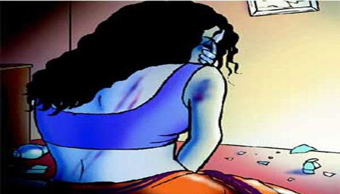 স্ত্রীর সম্ভ্রম বাঁচাতে গিয়ে আক্রান্ত স্বামী স্ত্রীর সম্ভ্রম বাঁচাতে গিয়ে আক্রান্ত স্বামী