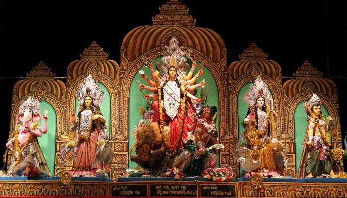 প্রথমাতেই কল্লোলিনী তিলোত্তমা জুড়ে গিয়েছে মায়ের আঁচলে প্রথমাতেই কল্লোলিনী তিলোত্তমা জুড়ে গিয়েছে মায়ের আঁচলে