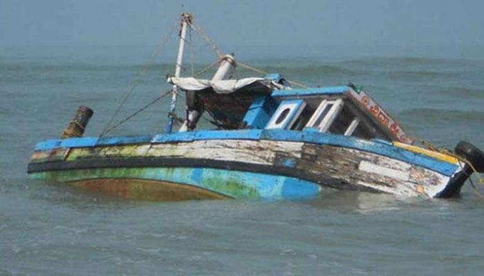 পঞ্জাবের রবি নদীতে একটি পরিত্যক্ত পাক নৌকো আটক করল বিএসএফ পঞ্জাবের রবি নদীতে একটি পরিত্যক্ত পাক নৌকো আটক করল বিএসএফ