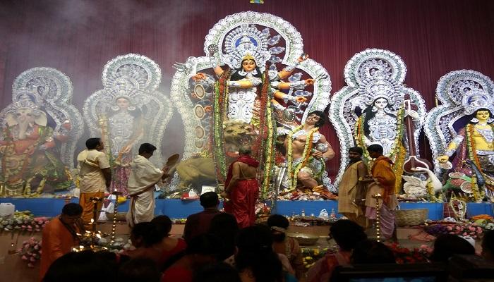 মেঘাসুরকে থোড়াই কেয়ার; অষ্টমীর রাত বাড়ছে, বাড়ছে ভিড় মেঘাসুরকে থোড়াই কেয়ার; অষ্টমীর রাত বাড়ছে, বাড়ছে ভিড়