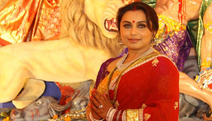 মুম্বইয়ের মুখার্জি বাড়ির পুজোয় একেবারে চাঁদের হাট মুম্বইয়ের মুখার্জি বাড়ির পুজোয় একেবারে চাঁদের হাট