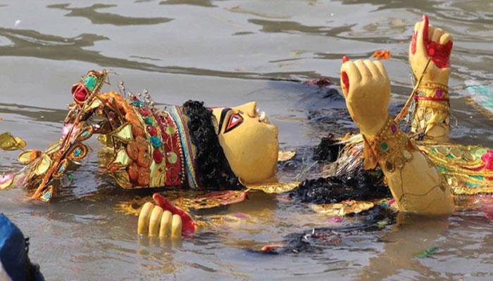 গঙ্গা দূষণ রোধে গতকাল রাত থেকেই চলছে প্রতিমার কাঠামো সরানোর কাজ গঙ্গা দূষণ রোধে গতকাল রাত থেকেই চলছে প্রতিমার কাঠামো সরানোর কাজ