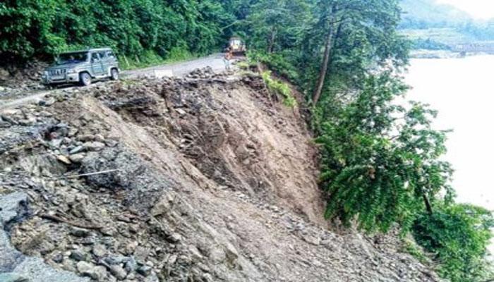 লাগাতার বৃষ্টি এবং মাটি ধ্বসে বিপর্যস্ত উত্তরবঙ্গের কয়েকটি জেলা লাগাতার বৃষ্টি এবং মাটি ধ্বসে বিপর্যস্ত উত্তরবঙ্গের কয়েকটি জেলা