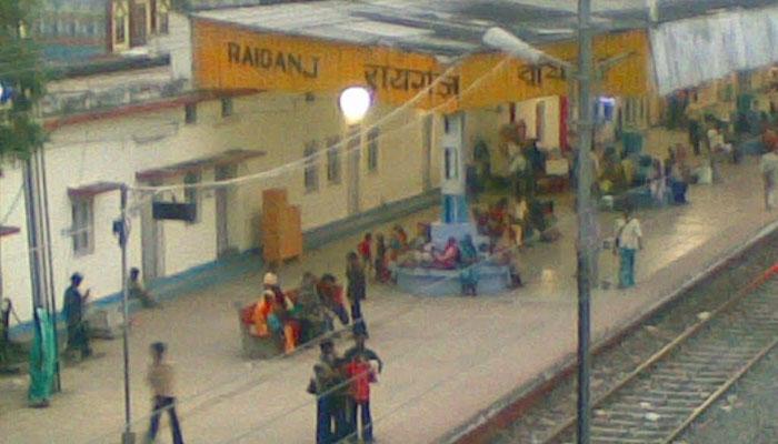 পঞ্চায়েত সদস্যের ফতোয়া, নিজের বাড়িতেই ঢুকতে পারছেন না বাসিন্দা! পঞ্চায়েত সদস্যের ফতোয়া, নিজের বাড়িতেই ঢুকতে পারছেন না বাসিন্দা!