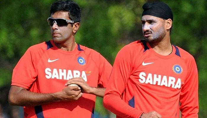 বাকযুদ্ধ থামিয়ে কাছাকাছি হরভজন সিং ও রবিচন্দন অশ্বিন বাকযুদ্ধ থামিয়ে কাছাকাছি হরভজন সিং ও রবিচন্দন অশ্বিন
