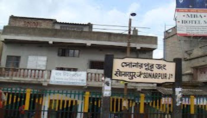 পরিত্যক্ত ব্যাগ ঘিরে গড়িয়ার সোনারপুরে রাতভর বোমাতঙ্ক পরিত্যক্ত ব্যাগ ঘিরে গড়িয়ার সোনারপুরে রাতভর বোমাতঙ্ক