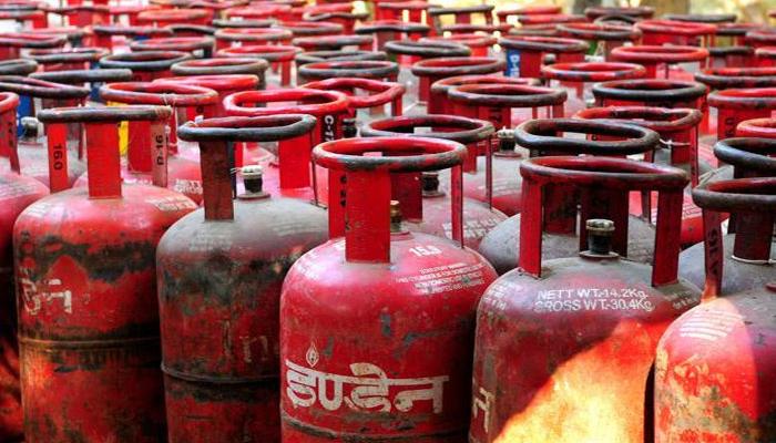 কলকাতায় রান্নার গ্যাসের সমস্যা...মিটবে কবে সঠিক উত্তর নেই কলকাতায় রান্নার গ্যাসের সমস্যা...মিটবে কবে সঠিক উত্তর নেই