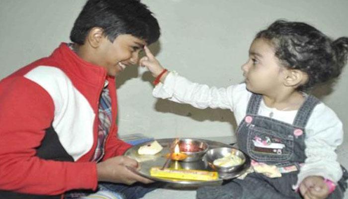 আজ ভাইয়ের মঙ্গল কামনায় ফোঁটা দেবেন বোনেরা, উত্সবের বাজার সামান্য চড়া আজ ভাইয়ের মঙ্গল কামনায় ফোঁটা দেবেন বোনেরা, উত্সবের বাজার সামান্য চড়া