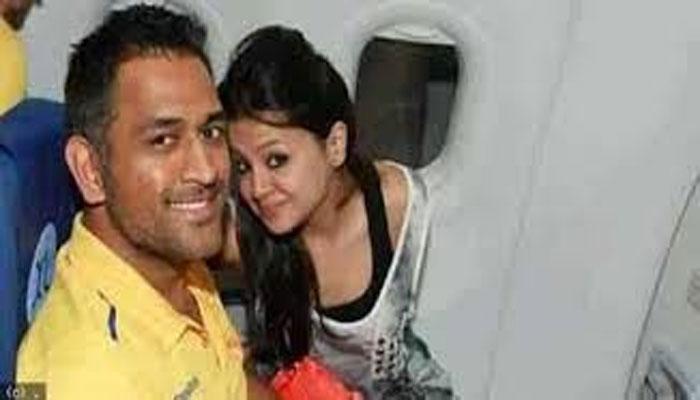 টিম ইন্ডিয়া যখন টেস্টের প্রস্তুতি নিচ্ছে, ধোনি তখন কী করছেন জানেন? টিম ইন্ডিয়া যখন টেস্টের প্রস্তুতি নিচ্ছে, ধোনি তখন কী করছেন জানেন?