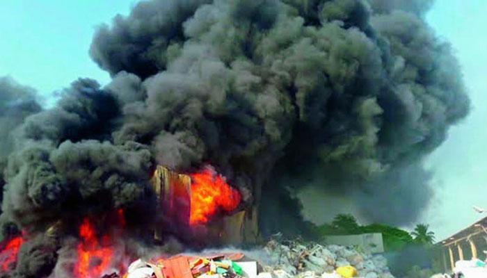 গার্ডেনরিচে প্লাস্টিকের গোডাউনে ভয়াবহ আগুন গার্ডেনরিচে প্লাস্টিকের গোডাউনে ভয়াবহ আগুন