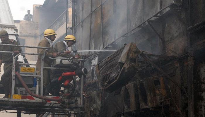 দিল্লির বাজারে ভয়াবহ আগুন দিল্লির বাজারে ভয়াবহ আগুন