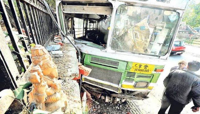সল্টলেকে বাসের বেপরোয়া রেষারেষি, জখম এক পথচারী সল্টলেকে বাসের বেপরোয়া রেষারেষি, জখম এক পথচারী