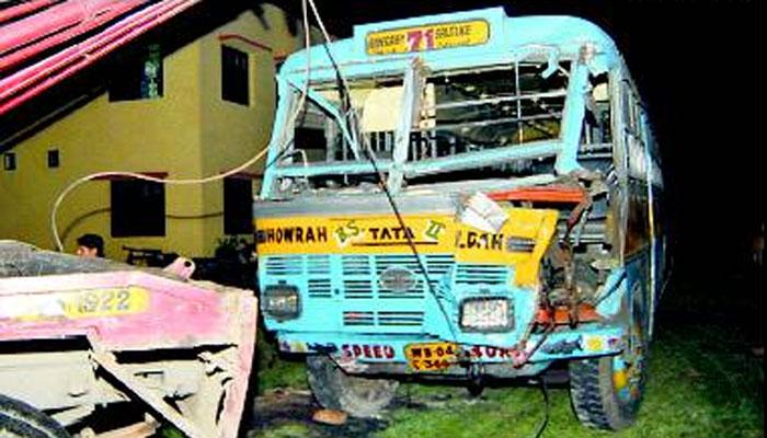 খাস কলকাতায় বেপরোয়া গাড়ির ধাক্কায় একসঙ্গে ৩ জনের মৃত্যু! খাস কলকাতায় বেপরোয়া গাড়ির ধাক্কায় একসঙ্গে ৩ জনের মৃত্যু!