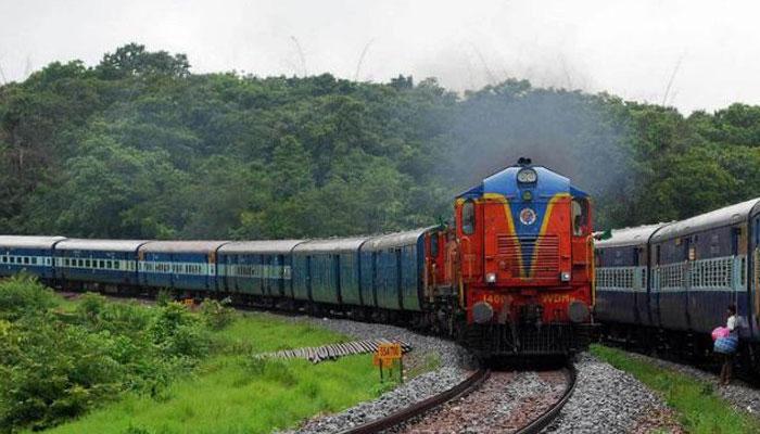 ঘন কুয়াশার জেরে ব্যাহত ট্রেন চলাচল ঘন কুয়াশার জেরে ব্যাহত ট্রেন চলাচল