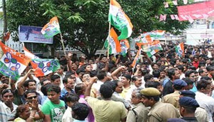 বাসের গায়ে রাজ্যের তৃণমূল বিরোধী স্লোগান, তাই ঘিরেই রণক্ষেত্র শিলিগুড়ির পাঞ্জিপাড়া বাসের গায়ে রাজ্যের তৃণমূল বিরোধী স্লোগান, তাই ঘিরেই রণক্ষেত্র শিলিগুড়ির পাঞ্জিপাড়া