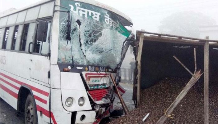 কুয়াশার জেরে দুর্ঘটনা, দাঁড়িয়ে থাকা লরির পিছনে, বাসের ধাক্কা কুয়াশার জেরে দুর্ঘটনা, দাঁড়িয়ে থাকা লরির পিছনে, বাসের ধাক্কা