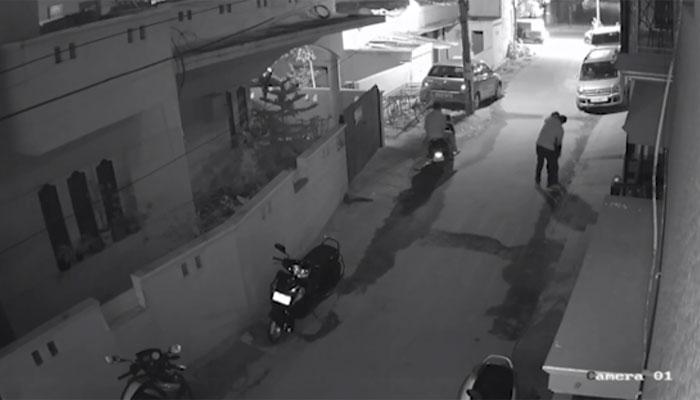 লজ্জার বেঙ্গালুরু! বর্ষবরণের রাতে আরও একটি শ্লীলতাহানির CCTV ফুটেজ লজ্জার বেঙ্গালুরু! বর্ষবরণের রাতে আরও একটি শ্লীলতাহানির CCTV ফুটেজ